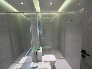 205 JRE apartment with stunning boulevard veiw