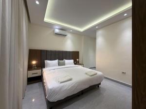 205 JRE apartment with stunning boulevard veiw