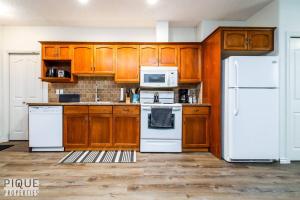 Chic Modern Vibes - KING Bed - Fireplace - Sleeps 4 - Wifi