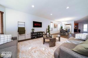 Chic 3BR Modern Home - Wi-Fi - Netflix - Sleeps 8!