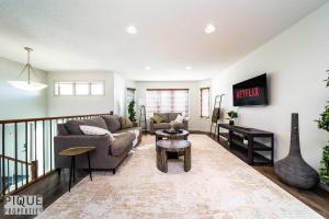 Chic 3BR Modern Home - Wi-Fi - Netflix - Sleeps 8!
