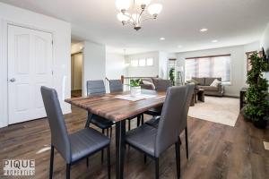 Chic 3BR Modern Home - Wi-Fi - Netflix - Sleeps 8!