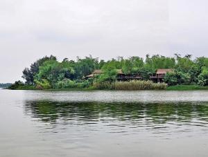 Riverside Stay with Pool, 10 min to Old Town