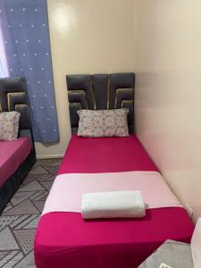 Airport Apartment 5 minutes walk, perfect for Early & Late Flights