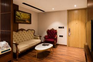 LUXURY HOTEL - Near Kashi Vishwanath Temple - HOTEL VEDAANGAM PREMIUM - Varanasi Pretty Hospitality & Comfirtable Room & Restaurant and Parking & Lift & Free Wi-Fi - BEST HOTEL IN VARANASI