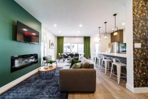Luxury 5BDRM Retreat - HotTub - KingBed - AC - Sleeps 13