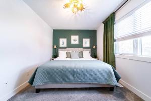 Luxury 5BDRM Retreat - HotTub - KingBed - AC - Sleeps 13