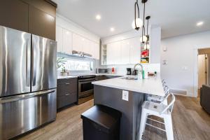 Luxury 5BDRM Retreat - HotTub - KingBed - AC - Sleeps 13
