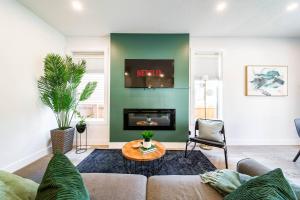 Luxury 5BDRM Retreat - HotTub - KingBed - AC - Sleeps 13
