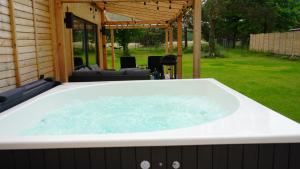 Kukułkowa Stodoła - nowoczesny dom z jacuzzi elektrycznym