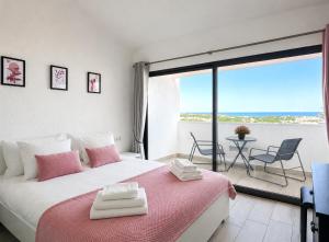 BnB Homes Lili Seaview Residence with 2 bedrooms, 4 Terraces, 2 Pools & parking