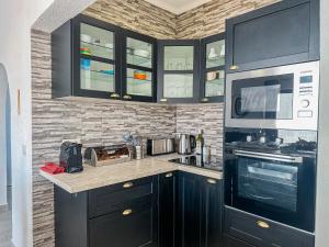 BnB Homes Lili Seaview Residence with 2 bedrooms, 4 Terraces, 2 Pools & parking