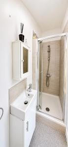 Modern 2 Bedroom Gem With Private Garden