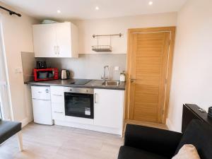 Bright & Modern 1-Bed Apartment in Prime Location