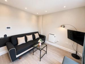 Bright & Modern 1-Bed Apartment in Prime Location