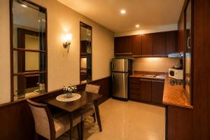 Whitehouse Condotel
