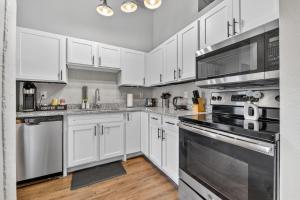 Modern 2BR Getaway in Central Kansas