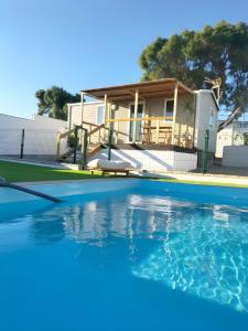 Chalet con piscina cerca de la playa