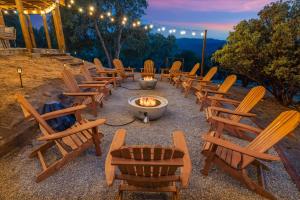 Yosemite Lookout Lodge w hot tub, firepits, game room, and more