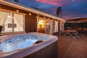 Yosemite Lookout Lodge w hot tub, firepits, game room, and more