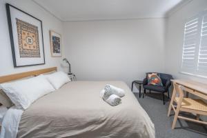 Clovelly beach ground floor apartment with garage