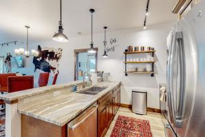 Sparkling Glacier - Suite 202