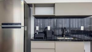 Apartamento decorado, um quarto com suíte, duas salas de estar, cozinha e garagem