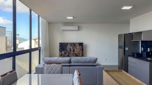 Apartamento decorado, um quarto com suíte, duas salas de estar, cozinha e garagem