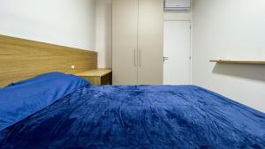 Apartamento decorado, um quarto com suíte, duas salas de estar, cozinha e garagem