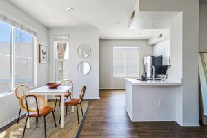 Spacious 2 Bedroom Apartment in Marina Del Rey - 15 Mins to LAX Airport