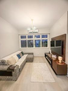 Copacabana amplo 3 dorm Moderno Estacionamento 8 min Praia WI FI Ar Condicionado Estação de Trabalho Home Office