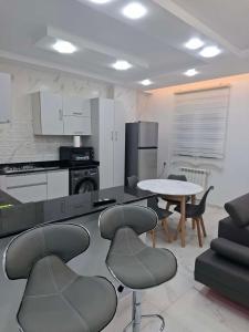 nouveau & chic appartement avec parking près Laéroport