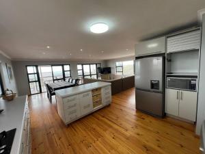 Spacious 6-Bedroom Beach House with Ocean Views in Tergniet