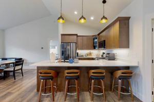Modern Mountain View Escape