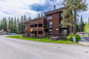 Big Mountain Getaway with Trail-Slope Access