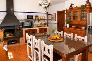 Cortijo Los Arcos - Lujo rural con piscina y vistas espectaculares en Málaga