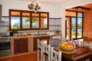 Cortijo Los Arcos - Lujo rural con piscina y vistas espectaculares en Málaga