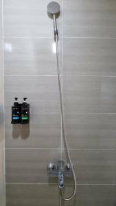 Fresh and Trendy 1BR with Fast WIFI in Uptown Central BGC