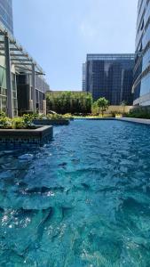 1BR Uptown BGC 50 Smart TV Wifi 300 Mbps