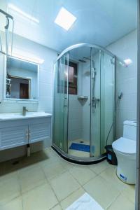 All Ensuite, 2 Bedroom Flat in Kilimani with Swimming Pool, Gym, Backup Power & Skyline View Balcony