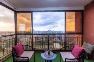 All Ensuite, 2 Bedroom Flat in Kilimani with Swimming Pool, Gym, Backup Power & Skyline View Balcony