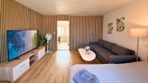 Pet-Friendly 2-Room Ground Floor Stay with Fenced Garden near Femern