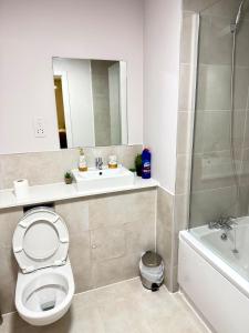 Brand New 1BR Apt with Balcony Near Old Trafford