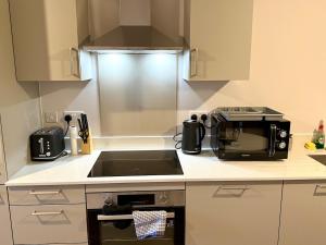 Brand New 1BR Apt with Balcony Near Old Trafford