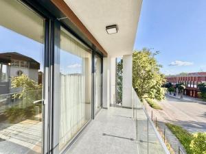 Elegant Lake Retreat - Private Terrace and Parking
