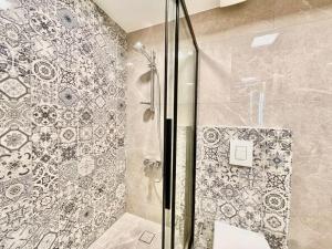 Elegant Lake Retreat - Private Terrace and Parking