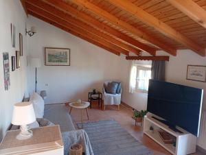 Cosy Loft Apartment, Argyrades