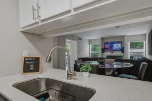 Midnight Serenity SPACIOUS LUX 1BR POOL NEAR THE BATTERY