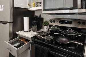 Midnight Serenity SPACIOUS LUX 1BR POOL NEAR THE BATTERY