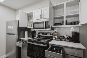 Midnight Serenity SPACIOUS LUX 1BR POOL NEAR THE BATTERY